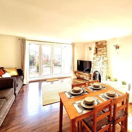 Cosy Luxurious 3 Bedroom House, Free Parking, Free Wifi, Private Garden, Free Netflix Havering Buitenkant foto