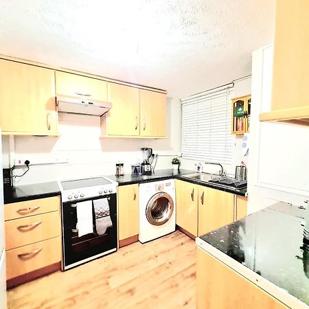 Cosy Luxurious 3 Bedroom House, Free Parking, Free Wifi, Private Garden, Free Netflix Havering Buitenkant foto