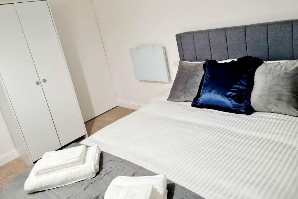 Cosy Luxurious 3 Bedroom House, Free Parking, Free Wifi, Private Garden, Free Netflix Havering Buitenkant foto