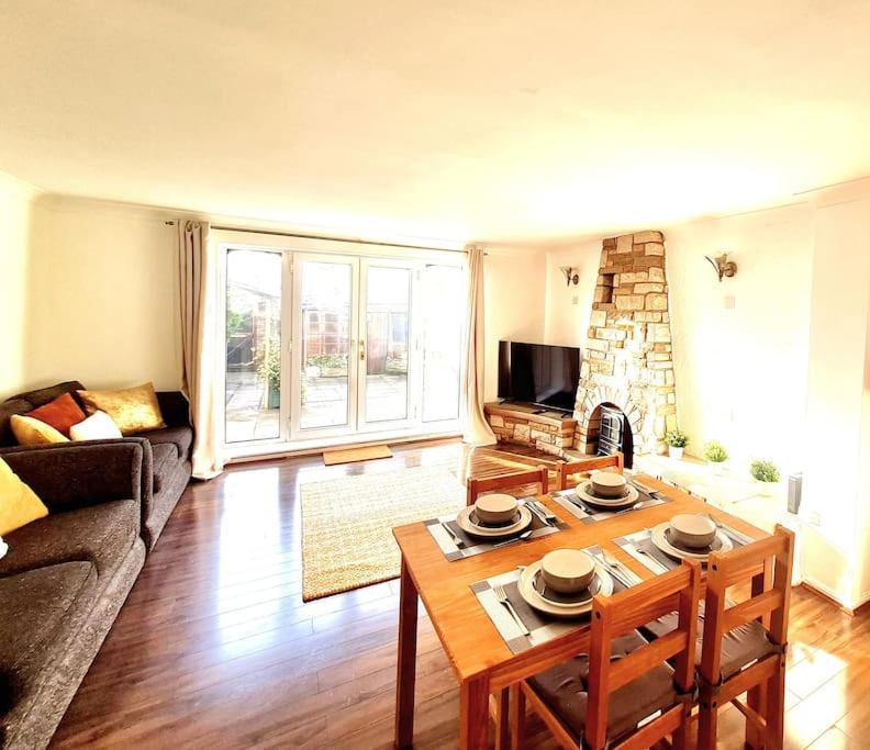 Cosy Luxurious 3 Bedroom House, Free Parking, Free Wifi, Private Garden, Free Netflix Havering Buitenkant foto