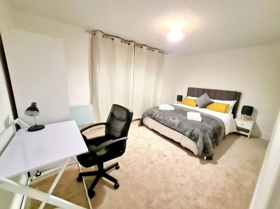 Cosy Luxurious 3 Bedroom House, Free Parking, Free Wifi, Private Garden, Free Netflix Havering Buitenkant foto