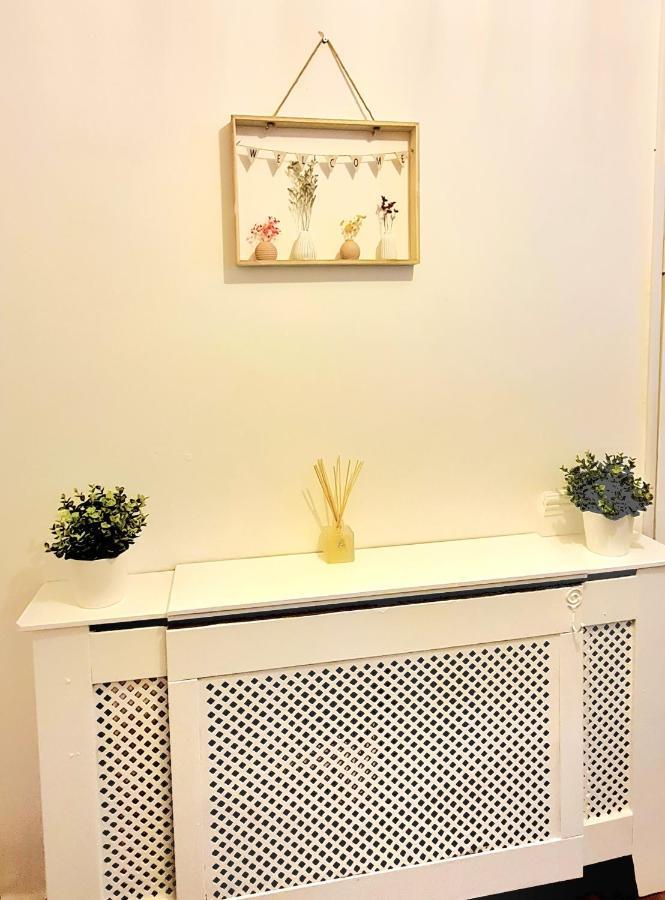 Cosy Luxurious 3 Bedroom House, Free Parking, Free Wifi, Private Garden, Free Netflix Havering Buitenkant foto