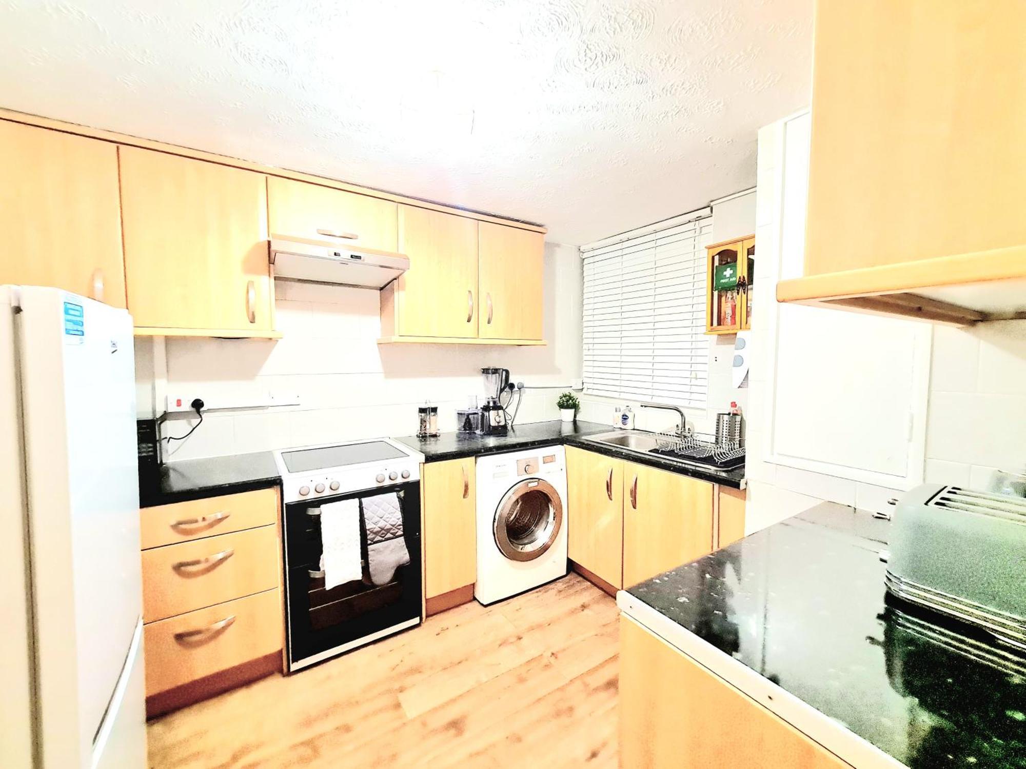 Cosy Luxurious 3 Bedroom House, Free Parking, Free Wifi, Private Garden, Free Netflix Havering Buitenkant foto