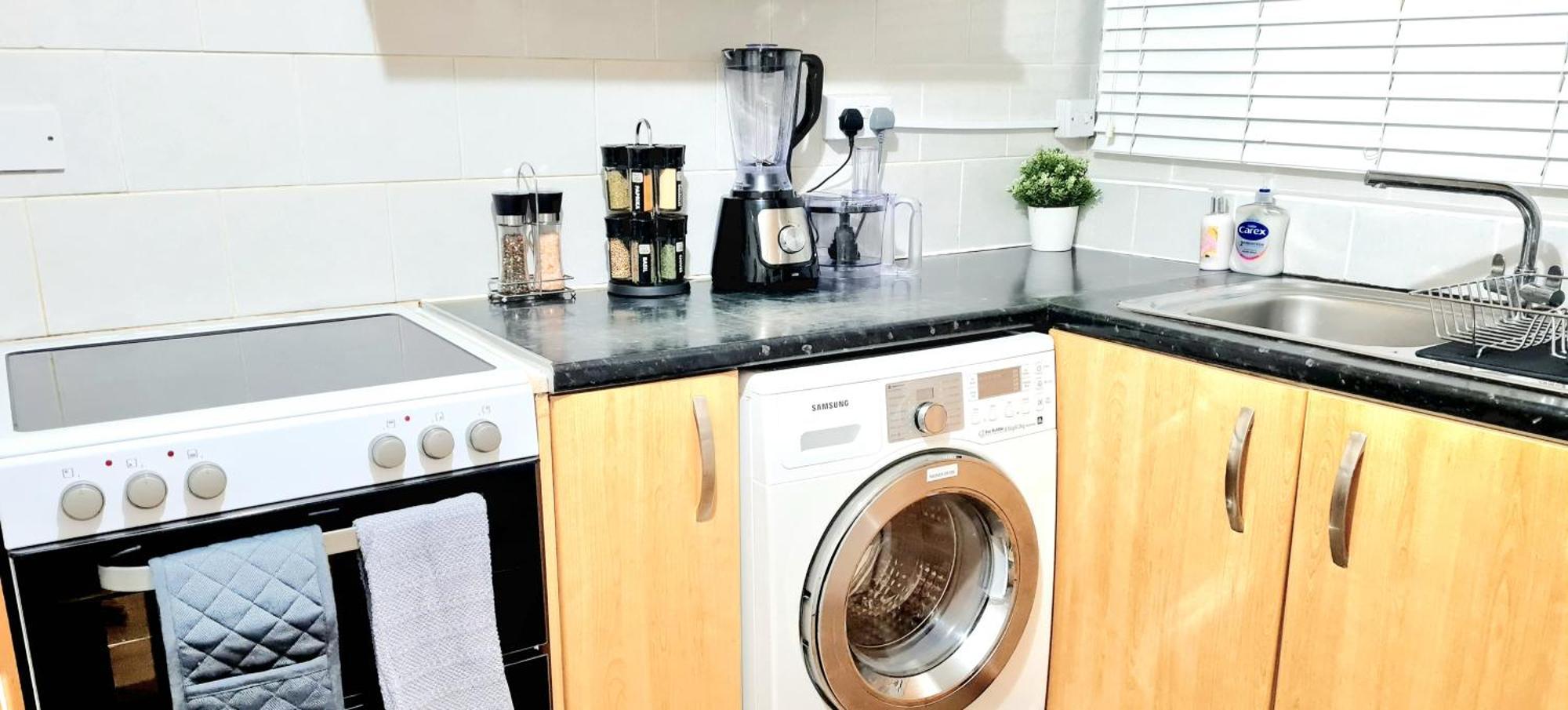 Cosy Luxurious 3 Bedroom House, Free Parking, Free Wifi, Private Garden, Free Netflix Havering Buitenkant foto
